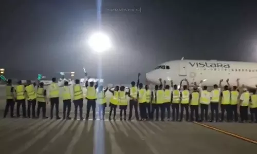 விஸ்தாரா விமானத்தின் கடைசி பயணம்: பிரியாவிடை கொடுத்த விமான நிலைய ஸ்டாஃப்கள்