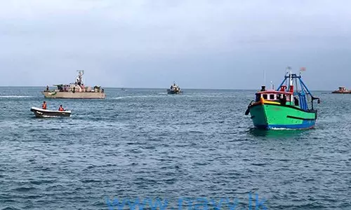தமிழக மீனவர்கள் 12 பேர் கைது- இலங்கை கடற்படை அட்டூழியம்