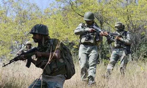 ஜம்மு-காஷ்மீர்: பாதுகாப்புப்படை வீரர்களுக்கும், பயங்கரவாதிகளுக்கும் இடையில் கடும் துப்பாக்கிச்சண்டை