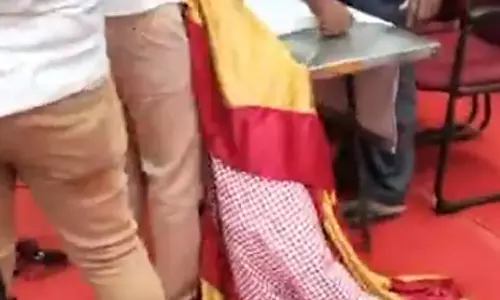 அமைச்சர் மா.சுப்பிரமணியன் செய்தியாளர் சந்திப்பு: தவெக வண்ணத்தில் மேஜையின் போர்வை - அதிரடி மாற்றம்