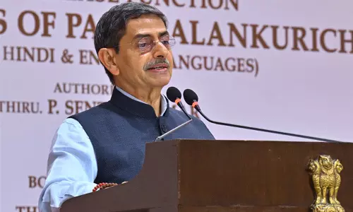 பாடபுத்தகங்களில் ஆங்கிலேய ஆட்சி பற்றி புகழ்ந்து எழுதப்படுவதை ஏற்க முடியாது- கவர்னர்