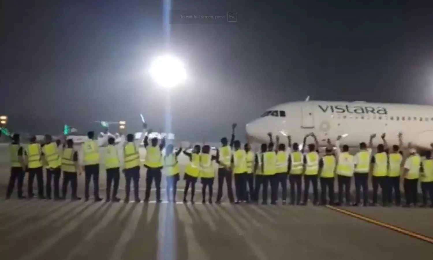 விஸ்தாரா விமானத்தின் கடைசி பயணம்: பிரியாவிடை கொடுத்த விமான நிலைய ஸ்டாஃப்கள்