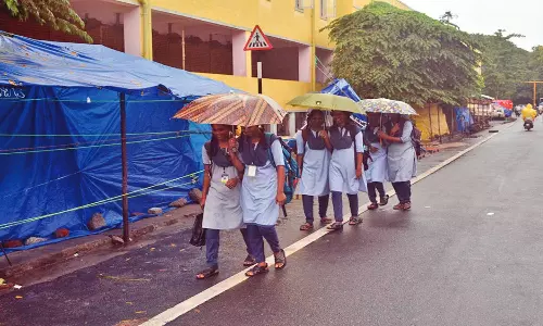 விடிய விடிய மழை: பள்ளி, கல்லூரிகளுக்கு நனைந்து சென்ற மாணவர்கள்