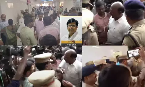 சென்னை கிண்டி அரசு மருத்துவமனை வளாகத்தில் போராட்டத்தில் ஈடுபட்ட மருத்துவர்கள்