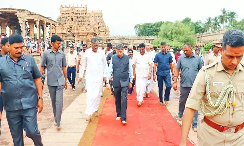 தஞ்சாவூர் பெரியகோவிலில் கவர்னர் ஆர்.என்.ரவி வழிபாடு