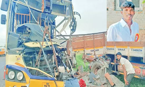 கந்தர்வகோட்டையில் லாரி மீது அரசு பஸ் மோதி விபத்து: கிளீனர் பலி