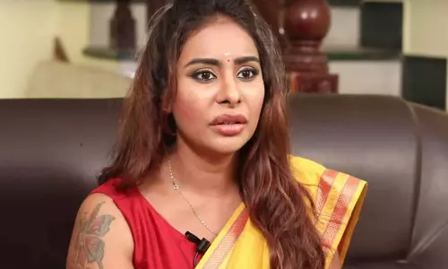 சந்திரபாபு நாயுடு குறித்து அவதூறு பதிவு: நடிகை ஸ்ரீரெட்டி மீது வழக்கு பதிவு