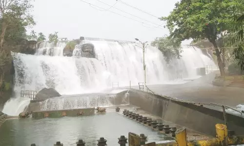 குமரியில் சாரல் மழை- திற்பரப்பு அருவியில் குளிக்க தடை நீடிப்பு