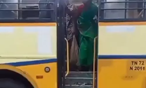 அரசு பேருந்தில் சேர்ந்த குப்பைகளை சுத்தம் செய்த பெண்ணுக்கு குவியும் பாராட்டு
