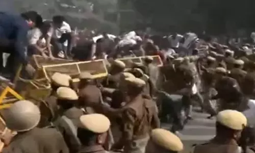 உ.பி.யில் தடுப்புகளை உடைத்து போராட்டத்தில் ஈடுபட்ட தேர்வர்கள்