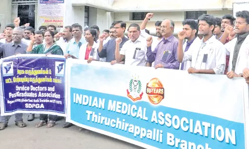 கிண்டி அரசு மருத்துவருக்கு கத்திக்குத்து - திருச்சியில் டாக்டர்கள் ஆர்ப்பாட்டம்