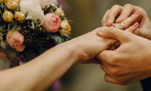 நிர்வாண திருமணம்: உடம்பில் ஒட்டுத் துணி இல்லாமல்  29 ஜோடிகள் - இப்படியும் வினோதம்!