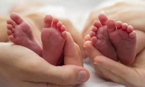 ஆஸ்பத்திரியில் இடம்மாறிய  குழந்தைகள்.. பல வருடங்களுக்கு பின் பள்ளியில் நடந்த டுவிஸ்ட்