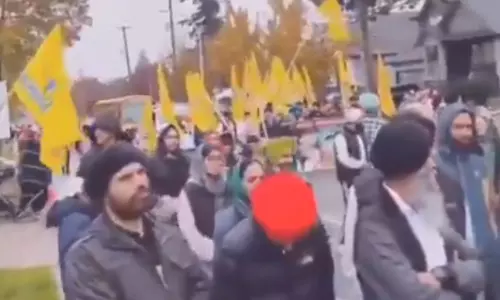 இது எங்க நாடு கனடியர்களை கனடாவை விட்டு வெளியேற சொன்ன காலிஸ்தானியர்கள் - வீடியோ