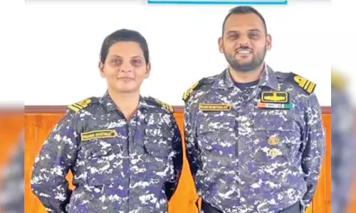 இந்தியாவில் முதல் முறையாக  ஒரே நேரத்தில் போர் கப்பலுக்கு கமாண்டராக இருக்கும் தங்கை, அண்ணன்