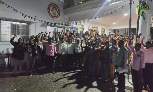 ஒருமையில் பேசிய அதிகாரியை கண்டித்து மாவட்ட முதன்மை கல்வி அலுவலகம் முன்பு ஆசிரியர்கள் கண்டன ஆர்ப்பாட்டம்