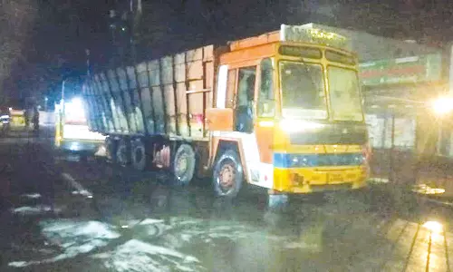 நடுரோட்டில் திடீரென தீப்பிடித்து எரிந்த லாரி