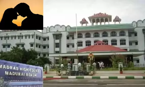 டீன் ஏஜ் காதலில் முத்தமிடுவது இயல்பானதுதான்- ஐகோர்ட்