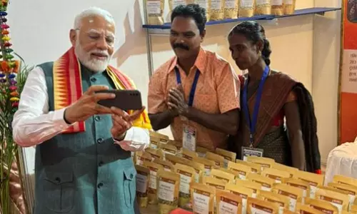 தமிழக பழங்குடி தம்பதியுடன் செல்பி எடுத்துக்கொண்ட பிரதமர் மோடி