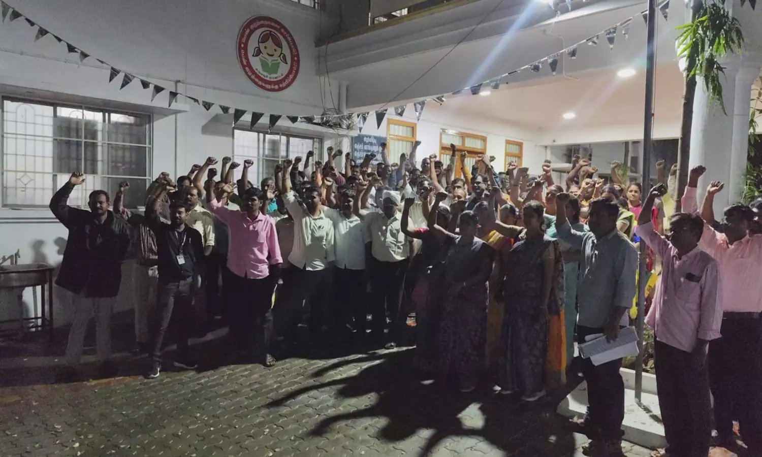 ஒருமையில் பேசிய அதிகாரியை கண்டித்து மாவட்ட முதன்மை கல்வி அலுவலகம் முன்பு ஆசிரியர்கள் கண்டன ஆர்ப்பாட்டம் ஒருமையில் பேசிய அதிகாரியை கண்டித்து மாவட்ட முதன்மை கல்வி அலுவலகம் முன்பு ஆசிரியர்கள் கண்டன ஆர்ப்பாட்டம்