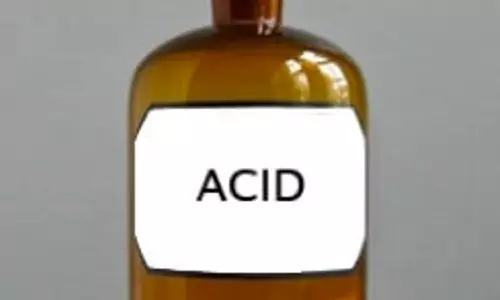 போலீஸ் நிலையத்தில் இளம்பெண் ஆசிட் குடித்ததால் பரபரப்பு