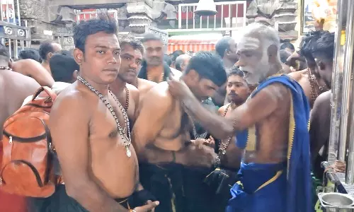 கார்த்திகை மாத பிறப்பையொட்டி திருச்செந்தூர் கோவிலில் ஐயப்ப பக்தர்கள் மாலை அணிந்து விரதம் தொடக்கம்