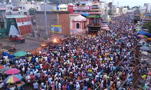 பவுர்ணமியையொட்டி திருவண்ணாமலையில் லட்சக்கணக்கான பக்தர்கள் கிரிவலம்