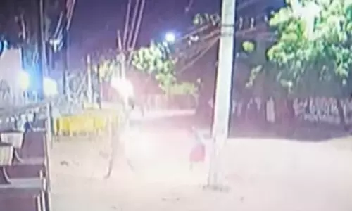 திரையரங்கு மீது பெட்ரோல் குண்டு வீச்சு- 3 தனிப்படைகள் அமைத்து தீவிர விசாரணை