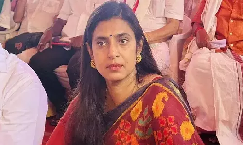 தலைமறைவாக இருந்த நடிகை கஸ்தூரி ஐதராபாத்தில் கைது