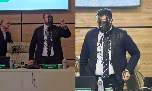 உங்களுக்கு புது ஐட்டமா இருக்கே.. தலைமை தேர்தல் ஆணையர் மீது கருப்பு மை வீச்சு - பரபரப்பு வீடியோ