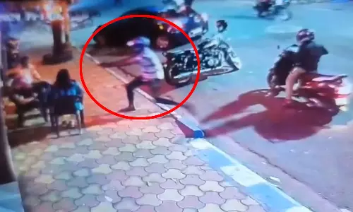 Video: கவுன்சிலரை துப்பாக்கியால் சுட முயன்ற மர்மநபர்.. அப்புறம் நடந்த டுவிஸ்ட்