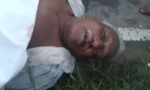 மொடக்குறிச்சி அருகே வேன் மீது மோட்டார்சைக்கிள் மோதி முதியவர் பலி