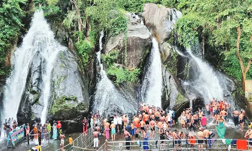 குற்றாலம் மெயின் அருவியில் மட்டும் சுற்றுலாப் பயணிகள் குளிக்க தடை நீடிப்பு
