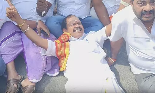 மகன் கைதுக்கு கண்டனம் தெரிவித்து போராட்டம்: இந்து மக்கள் கட்சி தலைவர் அர்ஜூன் சம்பத் கைது