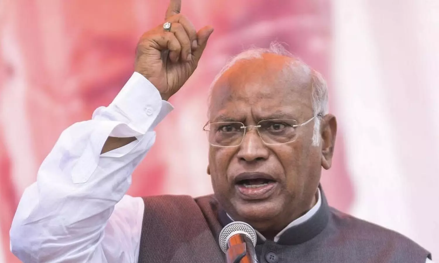 மணிப்பூர் பற்றி எரிவதை பா.ஜ.க. விரும்புகிறது: கார்கே கடும் தாக்கு