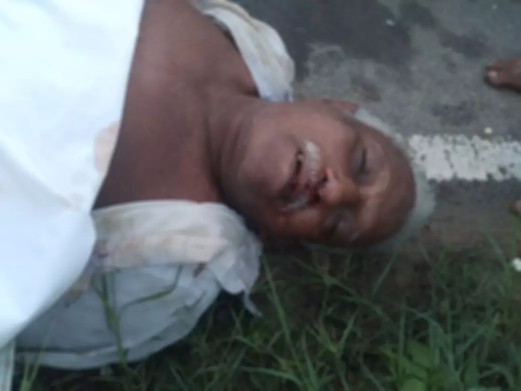 மொடக்குறிச்சி அருகே வேன் மீது மோட்டார்சைக்கிள் மோதி முதியவர் பலி