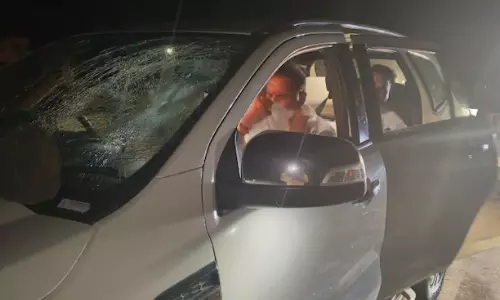 முன்னாள் அமைச்சர் மீது கல்வீச்சு தாக்குதல் - மகாராஷ்டிராவில் பரபரப்பு