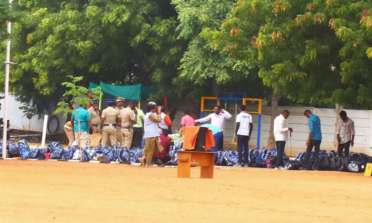 திருப்பூரில் பள்ளிக்கு வெடிகுண்டு மிரட்டல்- மாணவர்கள் அவசரமாக வெளியேற்றம் திருப்பூரில் பள்ளிக்கு வெடிகுண்டு மிரட்டல்- மாணவர்கள் அவசரமாக வெளியேற்றம்