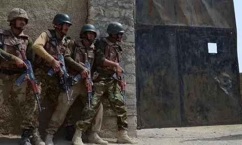 பாகிஸ்தானில் கடும் துப்பாக்கிச்சண்டை: 9 பயங்கரவாதிகள் சுட்டுக்கொலை- 8 வீரர்கள் உயிரிழப்பு