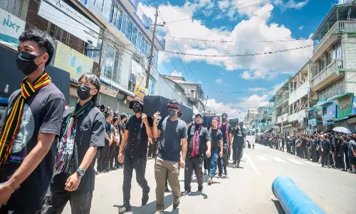 `சவப்பெட்டி ஊர்வலம்.... மணிப்பூரில் நீடிக்கும் பதட்டம்-கூடுதல் படைகள் குவிப்பு