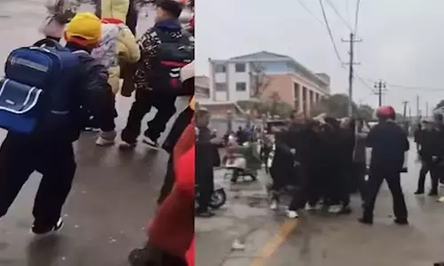 சீனாவில் பள்ளி குழந்தைகள் கூட்டத்துக்குள் புகுந்த வாகனம்- ஏராளமானோர் காயம்