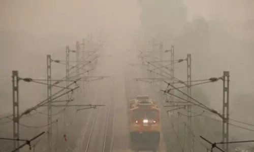 டெல்லியில் காற்று மாசு அதிகரிப்பால் ரெயில் சேவைகள் பாதிப்பு