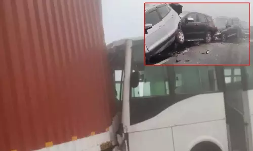 உ.பி.யில் கடும் புகை மூட்டத்தால் அடுத்தடுத்து விபத்து: இருவர் பலியான நிலையில் 30-க்கும் மேற்பட்டோர் காயம்