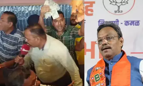 பணப்பட்டுவாடா புகார்.. ரூ.10 லட்சம் பறிமுதல் - பாஜக தலைவர் மீது வழக்குப்பதிவு