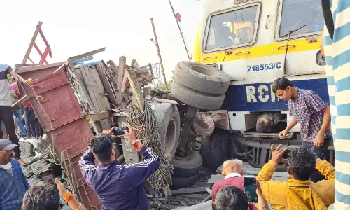 டிரக் மீது மோதி தடம் புரண்ட பயணிகள் ரெயில் - ஜார்க்கண்டில் பரபரப்பு