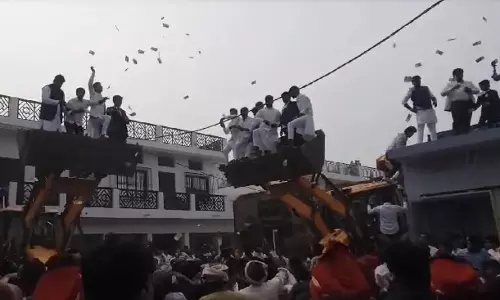 மணமகன் ஊர்வலத்தில் பொழிந்த பண மழை... வீடியோ