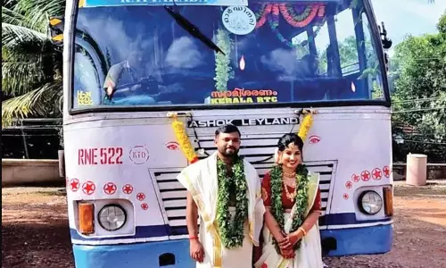 காதலுக்கு காரணமான அரசு பஸ்... திருமணமான கையோடு இளம் ஜோடி பஸ்சில் பயணம்