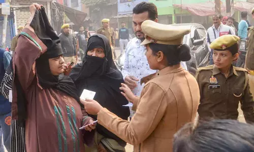 உ.பி. இடைத்தேர்தல்.. இஸ்லாமியர்களை வாக்களிக்க விடாமல் தடுத்த 7 போலீசார் சஸ்பெண்ட்