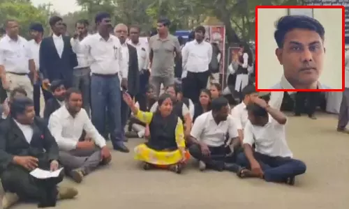 நடுரோட்டில் வழக்கறிஞருக்கு அரிவாள் வெட்டு.. நீதிமன்ற வளாகத்தில் பதற்றம்