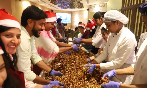 சென்னை Pharos நட்சத்திர ஓட்டலில் பாரம்பரிய கிறிஸ்துமஸ் கேக் மிக்ஸிங் விழா